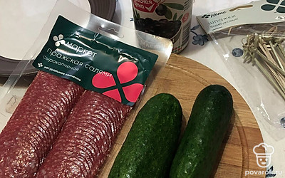 Подготавливаем все ингредиенты. Колбасу возьмем в тонкой нарезке. Огурцы берем средней толщины, главное — не мелкие.