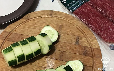 Нарезаем огурцы крупными кружочками.