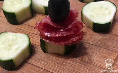 Нанизываем на огурец.