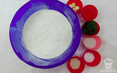 Подготовьте посуду, в которой вы будете замешивать дрожжевое тесто, полотенце или пищевую пленку. Чеснок почистите, укроп промойте.