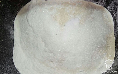 В миску просейте пшеничную муку, добавьте соль, сахар и быстродействующие дрожжи. Все тщательно перемешайте. Сделайте в муке углубление и налейте туда теплую воду (37 – 40°C). Перемешайте чтобы большая часть муки увлажнилась и впитала в себя жидкость. Затем влейте в тесто две столовые ложки растительного масла.