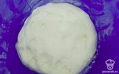 Замесите однородное дрожжевое тесто. Тесто должно быть мягким, нежным и немного липнуть к рукам. Сформируйте шар и уложите в миску, предварительно смазанную растительным маслом. Накройте миску полотенцем, можно затянуть пищевой пленкой, и уберите тесто на 1 час в теплое место. Через час, когда тесто немного поднимется, помесите его и снова сформируйте шар. Оно должно постоять в тепле еще 1 час. Тесто за это время должно хорошо подняться и увеличиться в объеме в три раза.