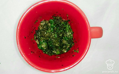 Пока выпекаются булочки приготовьте ароматную чесночную заправку. Мелко порубите свежий укроп, измельчите чеснок и смешайте с растительным маслом в небольшой посуде. Оставьте настояться, пока не испекутся булочки.