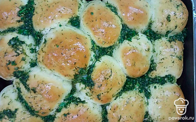 Булочки готовы, они отлично поднялись и зарумянились. Прямо горячими щедро смажьте булочки подготовленной чесночно-укропной заправкой. Приятного аппетита!