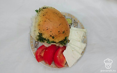 Булочки будут намного вкуснее, если вы накроете их полотенцем на 5 – 10 минут после того, как смажете заправкой.