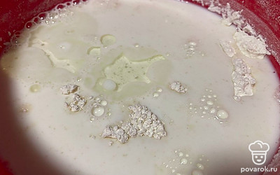 Муку просейте через сито. Добавьте сухие дрожжи, сахар и соль. Перемешайте сухие ингредиенты и влейте молоко температурой не горячее 40 градусов. Добавьте растительное масло.