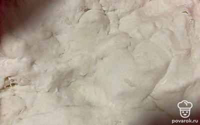 Замешивайте тесто. Оно не должно сильно липнуть к руками. Муки может понадобиться как больше, так и меньше – это зависит от сорта вашей муки, смотрите по консистенции теста. Вымешивайте тесто не меньше 10 минут. Накройте его полотенцем и поставьте в теплое место на 1,5 часа.