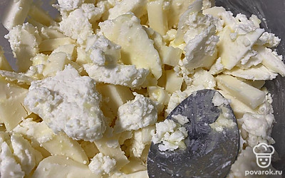 Нарежьте средними кусочками 2 вида сыра. Влейте растопленное сливочное масло и теплый кефир. Хорошо перемешайте начинку для хачапури.