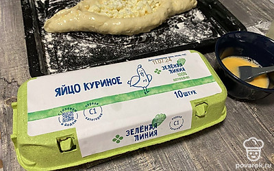 Взбейте яйцо и обильно смажьте им тесто. Выпекайте хачапури 20-25 минут при температуре 190-200 градусов. За несколько минут до готовности добавьте сырой желток в центр начинки.