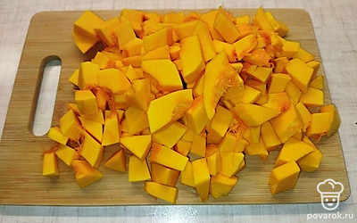 Тыкву помыть и очистить от кожуры. Нарезать кубиками. 
