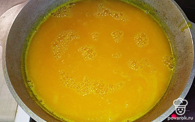 Соединить все ингредиенты и продолжить варить сок. Время варки — 1 час. 