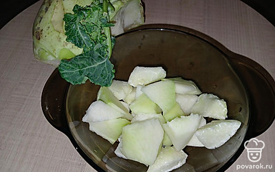 Почистить и нарезать кольраби.