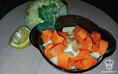Помыть и почистить морковь, нарезать ее кусочками. Подготовить лимон. 