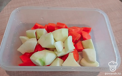 Почистите и нарежьте морковь и яблоко.