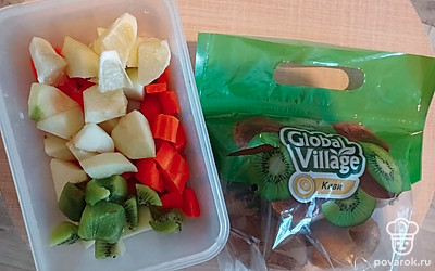 Почистите и нарежьте киви и половинку лимона.