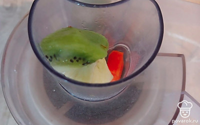 Выжмите сок.