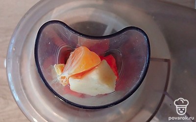 Сделайте сок при помощи соковыжималки. Сразу подавайте напиток. 