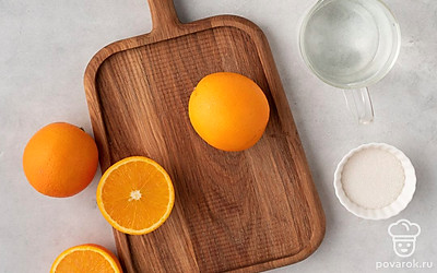 Тщательно вымойте апельсины и обсушите бумажными полотенцами.