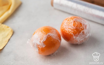 Оберните апельсины в пищевую пленку. Отправьте в морозилку на 4 часа.