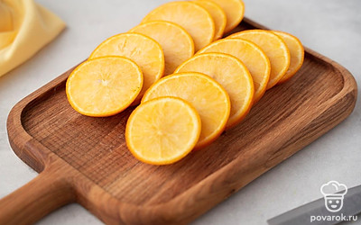 Достаньте апельсины из морозильника. Нарежьте кружочками. Измельчите кусочки в мясорубке или с помощью блендера.