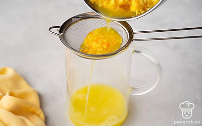 Переложите измельченные апельсины в сотейник. Влейте 2,5 стакана воды комнатной температуры. Оставьте на 30 минут. Затем процедите напиток в чистую емкость через сито или несколько слоев марли.