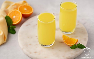 Разлейте апельсиновый сок по бокалам и подайте к столу.