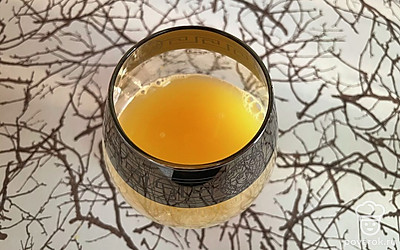 Выжмите в стакан сок из 2 апельсинов.