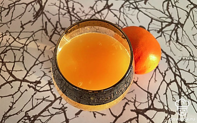 Добавьте сок из 2 мандаринов, перемешайте чайной ложечкой.