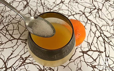 Добавьте половину чайной ложки сахара, еще раз тщательно перемешайте.