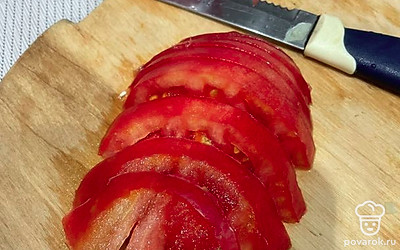 Нарежьте помидор тонкими ломтиками.