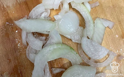 Лук нарежьте полукольцами.