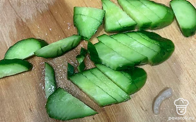 Огурец нарежьте брусочками.