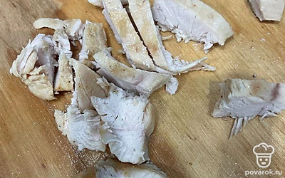 Копченую курицу нарежьте тонкими слайсами.