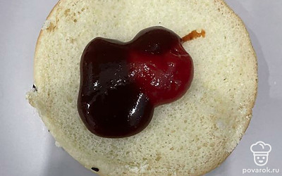 На одну сторону булочки выложите ложку соуса и ложку кетчупа.