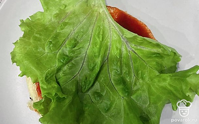Положите лист салата.