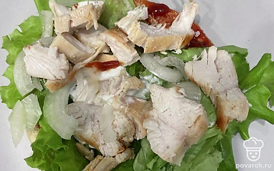 Выложите на салат копченую курицу и лук.