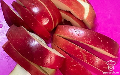 Яблоки нарезаем.