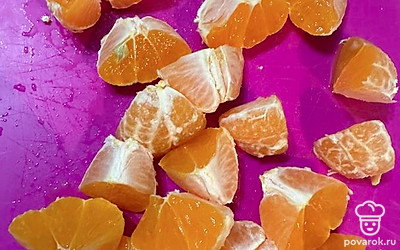 Мандарины и апельсины режем на маленькие кусочки.