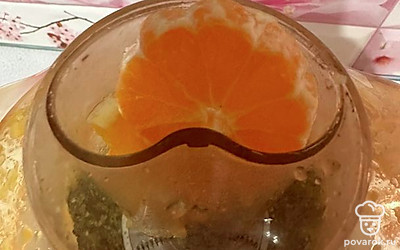 Все фрукты добавляем в соковыжималку и отжимаем сок.