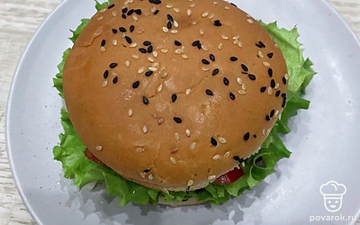 Накройте второй булочкой для бургера.