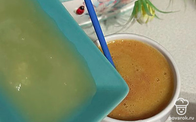 В готовый сок добавляем мед.