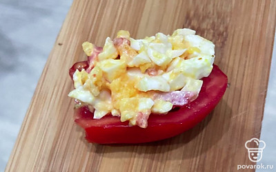 Украсьте блюдо петрушкой или укропом.