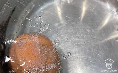 Сварите яйцо вкрутую.