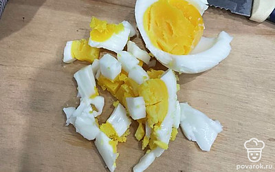 Мелко нарежьте яйцо.