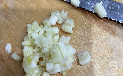 Измельчите зубчик чеснока.