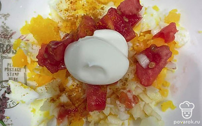 Добавьте ложку майонеза и перемешайте.