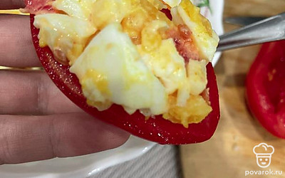 Заполните начинкой половинки помидоров.