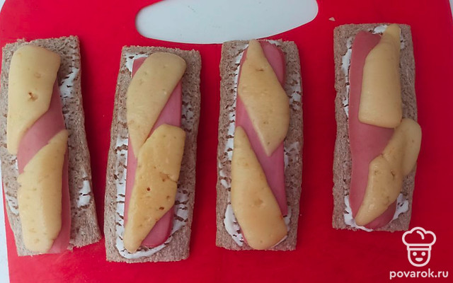 Горячая закуска на хлебцах — Рецепт с фото