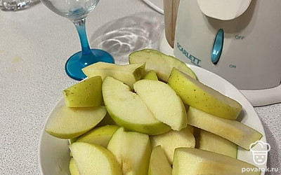 Яблоки моем, нарезаем на кусочки.