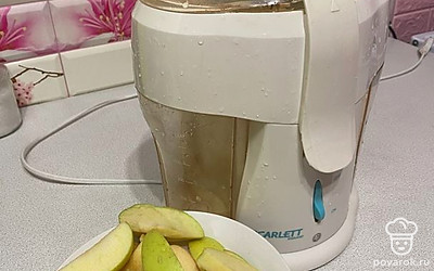 Каждый кусочек складываем в соковыжималку.